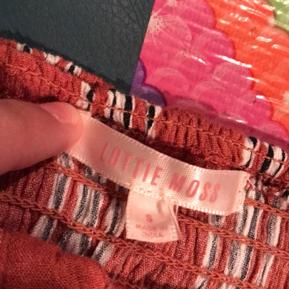 A crop shirt - Picture 3 of 3